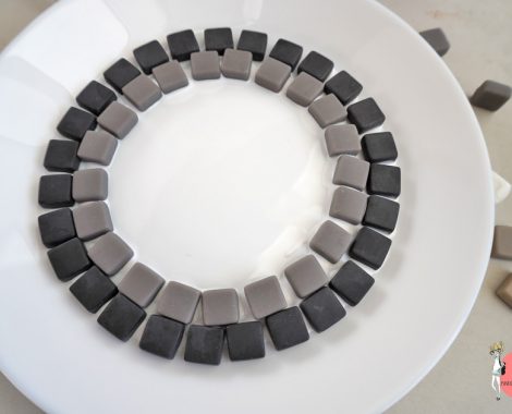DIY Vogeltränke aus Mosaiksteine - Anleitung: Kreisförmig aufkleben mit Mosaikkleber