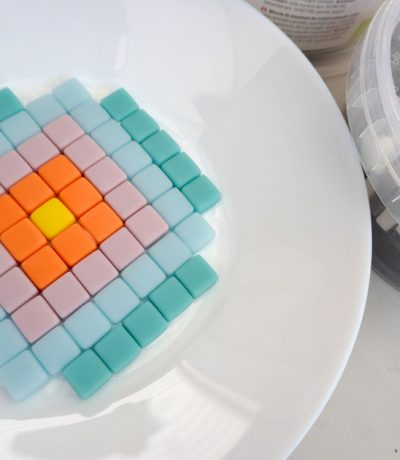 Kinder-DIY-Trends-Vogeltränke-Dekoschale-mit-Rayher-Mosaiksteinen-und-Fugenmasse-Teller So bastelt man mit Mosaiksteinen und Fugenmasse - Dekoration Schale