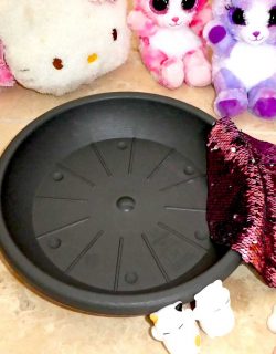 Kinder-DIY-Trends-Wendepailletten-Squishy-Material Wendepailletten Stoff in rosa, Squisyhies, Klebepistole und Untersetzer werden benötigt.