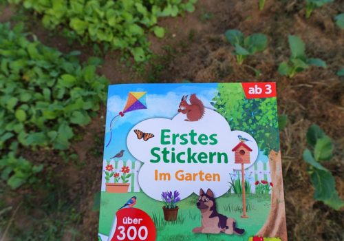 Buchrezension Erstes Stickern im Garten - Blick ins Buch