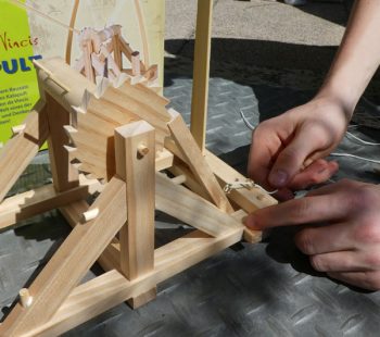 Kinder-DIY-Trends-moses-GEOlino-Katapult-Leonardo-Da-Vinci-Aufbau Leonardo da Vincis Katapult bauen von moses. Verlag und GEOlino